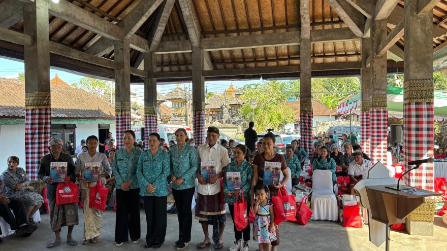 TP PKK Provinsi Bali Salurkan Bantuan Sosial Melalui Program "Bergerak dan Berbagi" di Desa Kedisan